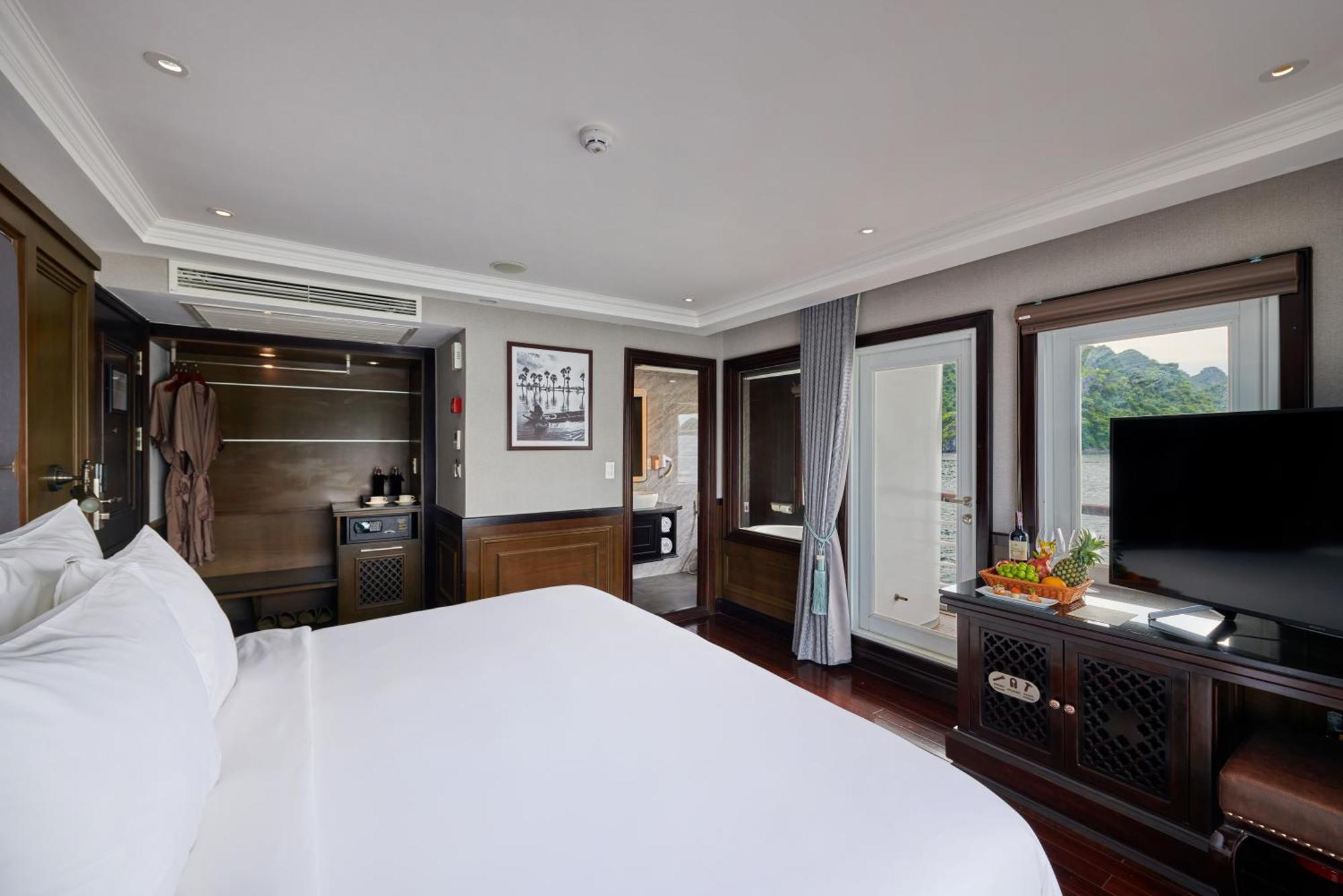 พาราไดซ์ แกรนด์ ครูซ - อ่าวลานฮา Hotel ฮาลอง ภายนอก รูปภาพ